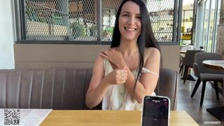 Eva genießt das öffentliche Restaurant mit ihrem Liebhaber ferri Fernbedienung Vibrator