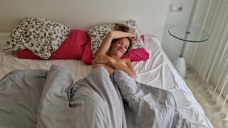 Heißer Kerl fickt die Frau seines Kumpels, nachdem er weg ist und macht ein Pov-Video für ihn