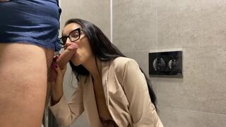 Der Boss ist der verdammte Sekretär in der Toilette