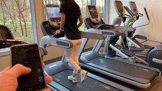 Öffentliche Masturbation im Raum mit künstlichem Hahn während der Fitness Teil 3