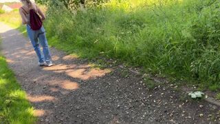 Schamlose Teenager-Mädchen fängt mich an, meinen Schwanz zu schlagen, und sie hat wilde Dinge