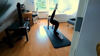 Teenage Fitness-Mädchen fingerte sich und fickte ihn hart