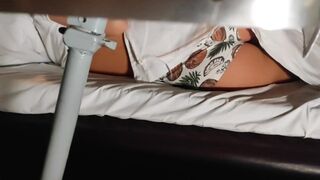 Im Zug schraubt er seinen verheirateten Passagierpartner öffentlich, als Produzent
