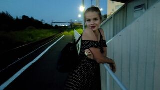 Heiß blond, warten auf den Zug, bekommt einen riesigen Schwanz und schießt ihre Muschi in der Öffentlichkeit
