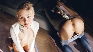 Kleine blond teenager fickt schwer in ihre Yoga-Hose