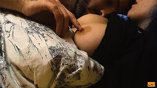 Heiße Kuss und Brust lecken für einen Teenager mit perfekten Nippeln
