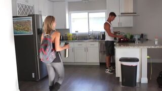 Hot blonde Fitness-Mädchen gibt ihrem Freund einen schluckigen Blowjob und schluckt es