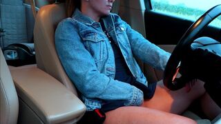Heiße Dame im Auto masturbieren im Versteck