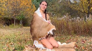 Wildwald Nymphe masturbiert nackt in den Bäumen
