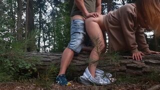 Ein Fremder fickt ihn in einen Hundeladen, nachdem ich seinen Schwanz im Wald sauge