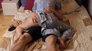 Mostoha Mom erwischt ihre Stiefmutter mit porno und half ihr genießen es schnell