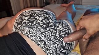 Mostohas Sohn lehrt mich, wie man auf der kleinen Couch ohne Geräusch fickt, damit meine Eltern meine Moans nicht hören können