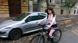 Ich blinke meine Muschi und Brüste beim Reiten auf den Straßen von Budapest - Dollscult
