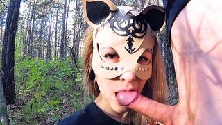 Blonde schulmädchen masturbiert und sucks dick im die wälder - öffentlich blowjob