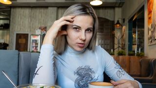 Fernbedienung Vibrator in einem überfüllten Café - Letty black