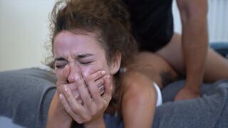Sie schreit und schreit, wenn sie kommt und verliert ihren Verstand