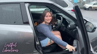 Eine reife milf Frau genießt am Telefon mit ihrem Mann
