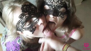 Doppelblowjob vor dem Spiegel mit Polyamory