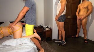 Ich ließ zwei Fans meinen Arsch beugen - mein Mann kam zuletzt und füllte ihn mit der dicksten Dosis