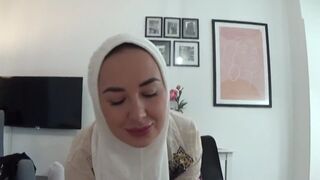 Heiße ägyptische Milf betrügt ihren Mann mit seinem Kollegen während einer wilden Fick