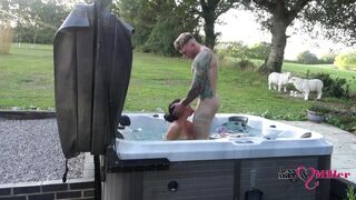 Passionate außerhalb fick in einem heißen Jacuzzi auf einer Scheune Wochenende