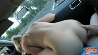 Sie hat eine heiße Blondine im Auto