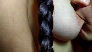 Mostohas Sohn saugt die Nippel seiner Stiefmutter wieder an