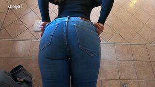 Sie trägt sexy Milf Jeans, zeigt ihren großen Arsch und masturbiert