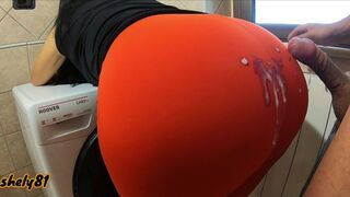 Heiße Stiefmutter in Leggings wird sie aufgeregt und lässt ihre Stiefsohn streicheln sie und schießen sie Arsch