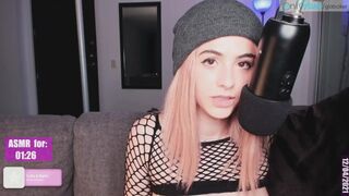 Gia Bäcker spricht schmutzig mit Ihnen im Mikrofon im Arsch