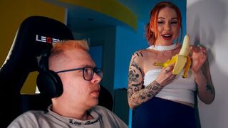 Der Mann wurde zu in sein neues Spiel eingebunden, während der Teenager-Rotkopf seinen Schwanz saugt