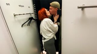 Ich laufe in einem Einkaufszentrum mit meinen Höschen herum