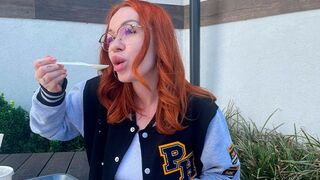 Schulmädchen gibt dem Lehrer einen blowjob für ein burger