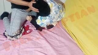 Heiße arabische Milf, gefickt von dem jungen Kerl, und er wird es zweimal in seinem Kopf töten
