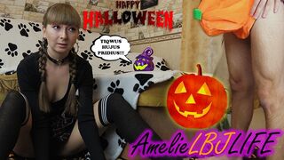 Kleine Hexe ruft den großen Schwanz auf und wird hart gefickt, um in ihre Muschi zu bekommen - Halloween 2020