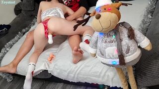 Teenage Amateur Mädchen zeigt Ihnen, wie sie einen wilden Dreier mit einem gefälschten Schwanz will
