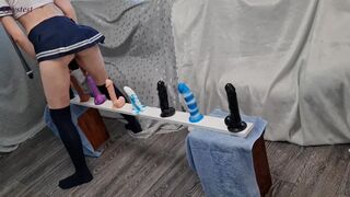 Dünn teen Reiten hart auf gefälschte Schwänze zum riesigen Orgasmus