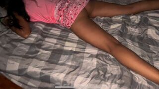 Mein Bruders Kumpel bleibt zu Hause, kommt in mein Zimmer, fickt meine Muschi, fällt in meine Hose