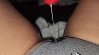 Sehen Pornos, ihre Höschen sind soaked, und sie genießt es!