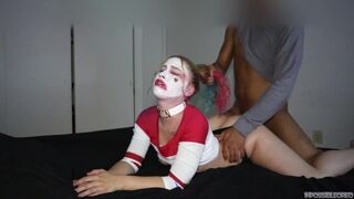 Harley Quinn saugt den riesigen Schwanz hart und reitet es, bis es in einer Nacht-Version genossen wird