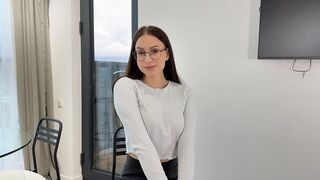 Hot ava arbeitet hart, um den Job zu bekommen und seinen Mund zu füllen