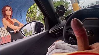 Rote Teenager beobachten einen Schwanz schlagen Sie in der Öffentlichkeit im Auto