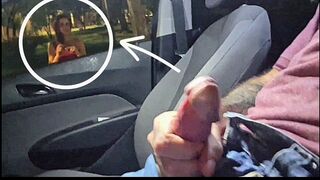Ich zeigte meinen Schwanz einer schönen unbekannten Frau an der Bushaltestelle in der Öffentlichkeit!