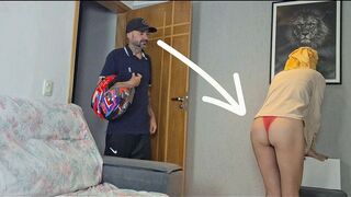 Eine verheiratete Frau nimmt den Boten in ihrer Unterwäsche und fickt sie!