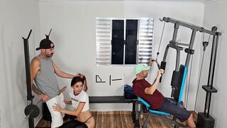 Exklusiv, eine Frau fickt ihren Mann hart von hinten in der Turnhalle!