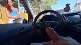 Ich fragte das heiße Mädchen nach Richtungen auf der Straße und zeigte ihr meinen Schwanz!