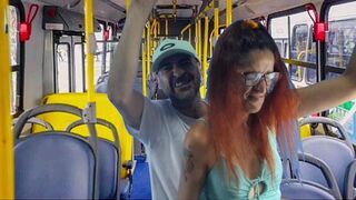 Sie sind ein ausländisches Schulmädchen im Bus!