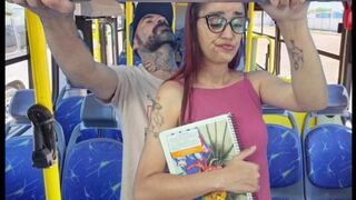 Teenage Mädchen gefickt von einem Fremden in einem öffentlichen Bus