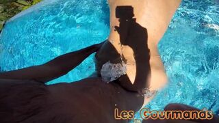 Wilde Fick im Pool mit riesigen gefälschten Schwanz und mehrere Orgasmen