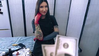 Sexy Krankenschwester in Latex Handschuhe hilft ihrem Patienten Spermienproben zu geben
